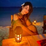 Hina Khan Instagram - Night Mode photography at its best.. Thank you for the lovely dinner.. @furaveriresort #furaverimaldives Furaveri Maldives