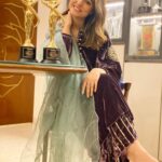 Hina Khan Instagram - Royal 👑 #DivaOfTheTelevisonIndustry #DivaSocialMedia Thank you #GoldGlamAndStyleAwards @vikaaskalantri 🧿🧿🧿🧿🧿