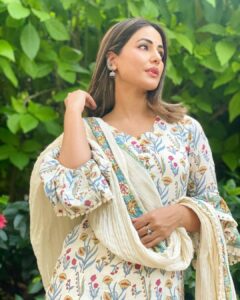 Hina Khan Instagram - Smile, you are beautiful 🤩