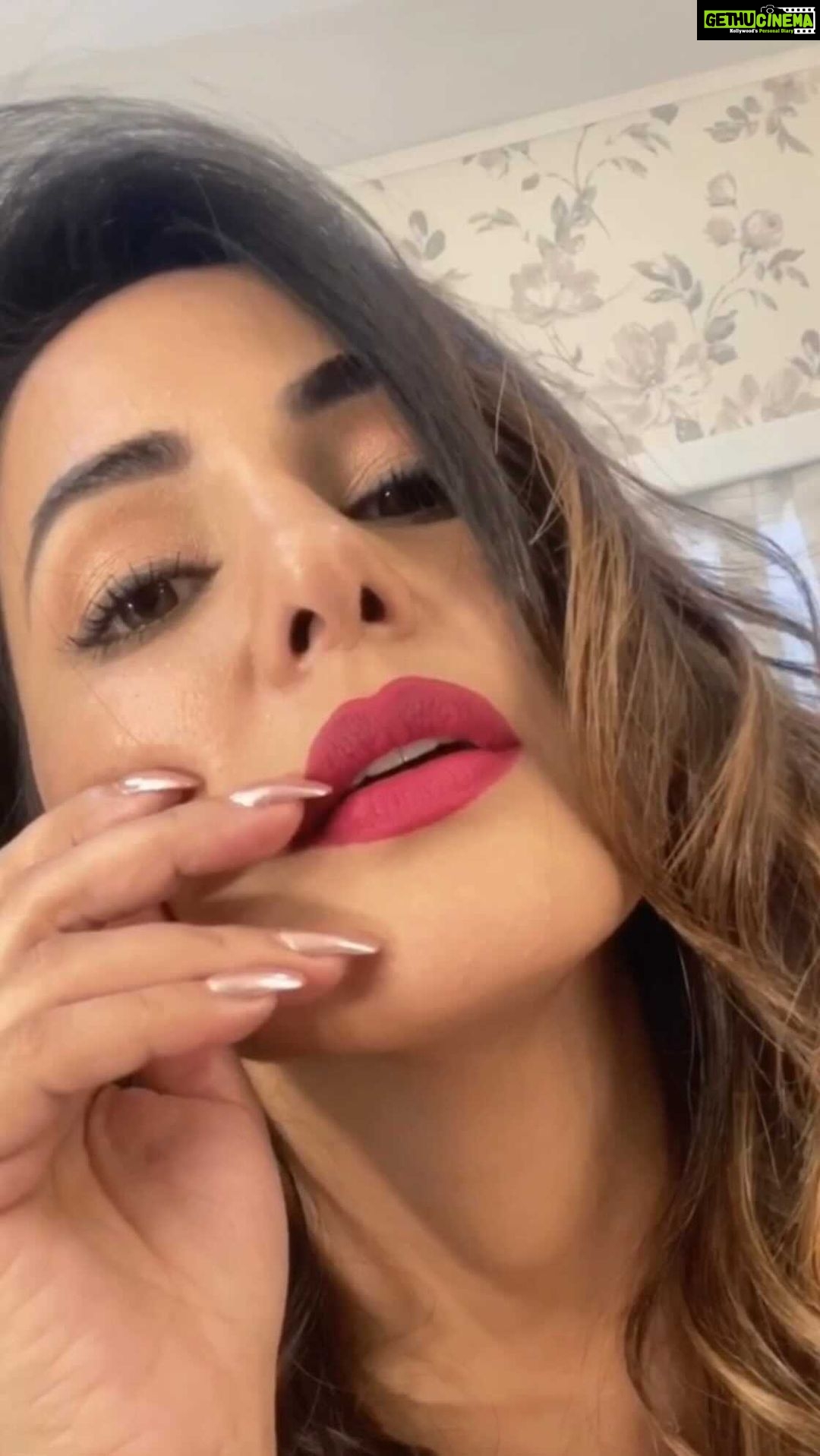Hina Khan Instagram - @reneeofficial FAB 5 in 1 Lipstick! Nobody gets to decide my worth but me.. so why settle for one when I can have five. Here is my strongest lipstick recommendation ever.. Renee's FAB 5 five-in-one lipstick. All you need to do is Pop Push and Play! #RenéeCosmetics #Fab5 #5in1Lipstick #PopPushPlay
