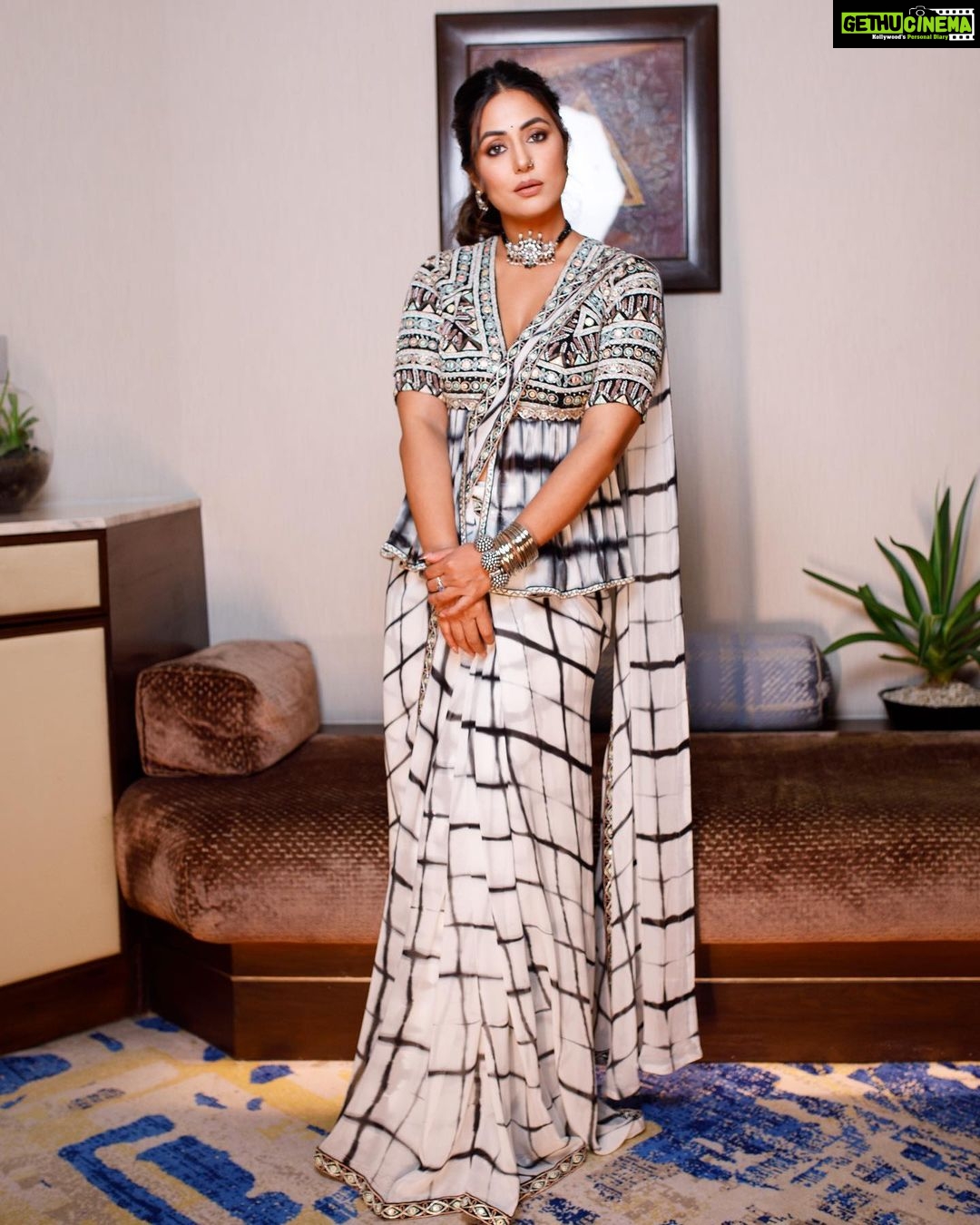 Hina Khan Instagram - 🖤🤍 Outfit @reetiarneja @melange_pr MUA @sachinmakeupartist1 Hairstylist @arbazshaikh6210 📸 @pawanraikwar