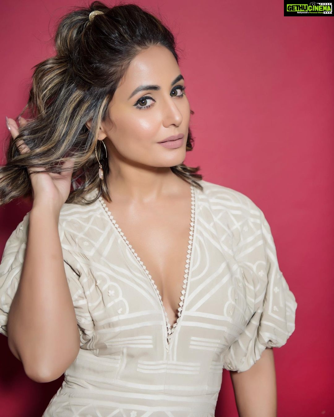 Hina Khan Instagram - #HKBiggBossLookBook #SherrKhanIsBack #ToofaniSeniorHina #BB14 . . ~ #TeamHK