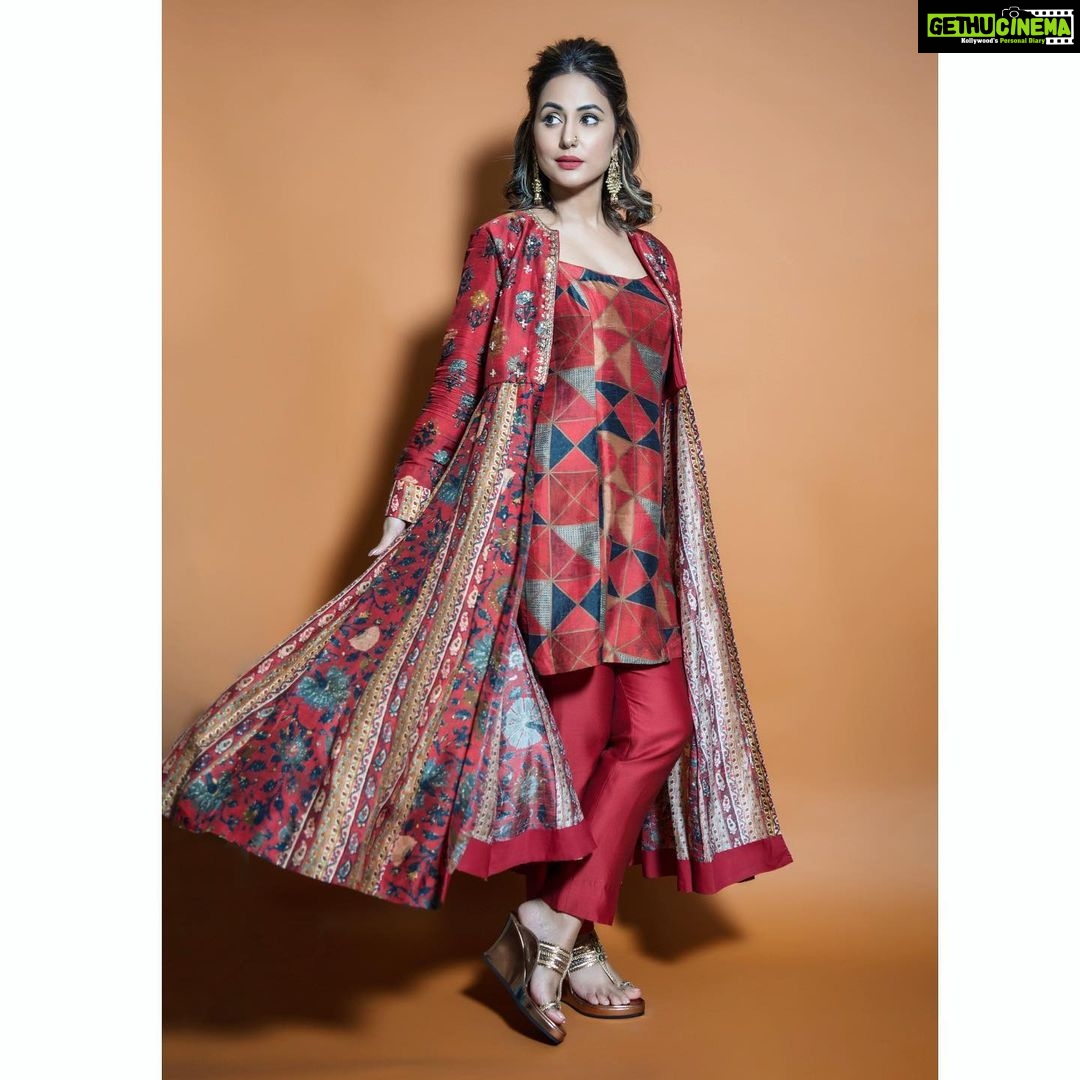 Hina Khan Instagram - Always a Desi Girl! ♥️ Suit @drishtizahabia Jewellery @curiocottagejewelry Heels @stoffastyle Styled by @sayali_vidya 📸 @rishabhkphotography Glamsquad @sachinmakeupartist @sayedsaba #HKBiggBossLookBook #SherrKhanIsBack #ToofaniSeniorHina #BB14 . . ~ #TeamHK