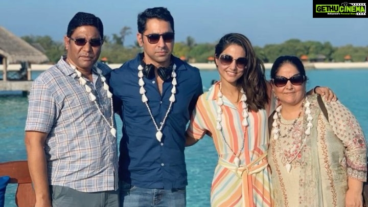 Hina Khan Instagram - How often do we thank people? Our song #HumkoTumMilGaye shares this simple message of spreading love and gratitude. I am thankful to have my family and loved ones always by my side. It's time you do the same, upload a photo or video thanking those special people in your life and let them know how much they mean to you. Use #HumkoTumMilGaye & tag @vyrloriginals @nareshmusic16 @vishalmishraofficial @dheerajdhoopar and let's spread the positivity. ✨♥️