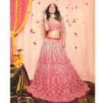 Hina Khan Instagram - Happy Diwali 🪔 . . . Outfit @pinkpeacockcouture @perniaspopupshop Jewels @koharbykanika @vblitzcommunications MUA @sachinmakeupartist1 Hairstylist @hairbydrishya 📸 @visualaffairs_va