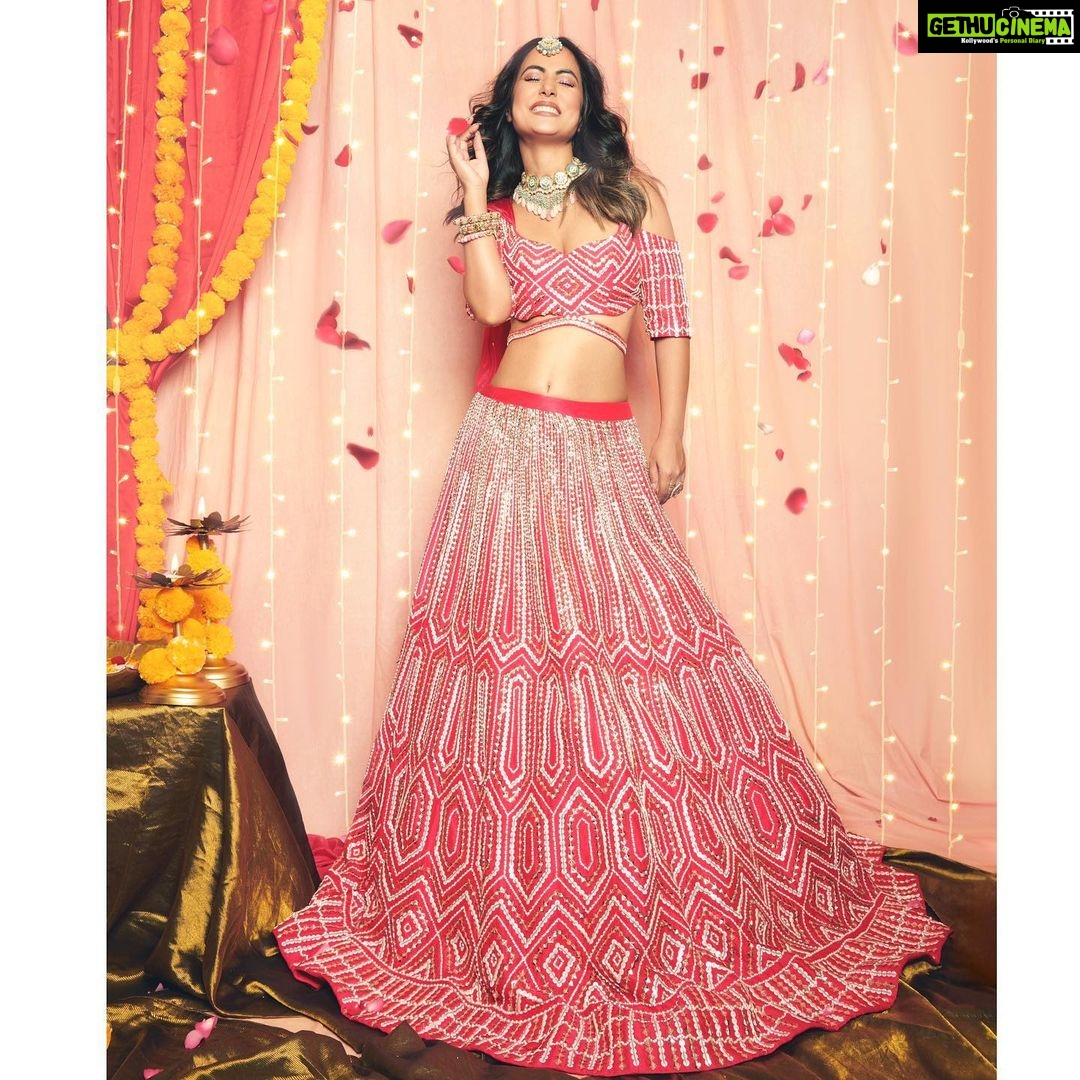 Hina Khan Instagram - Happy Diwali 🪔 . . . Outfit @pinkpeacockcouture @perniaspopupshop Jewels @koharbykanika @vblitzcommunications MUA @sachinmakeupartist1 Hairstylist @hairbydrishya 📸 @visualaffairs_va