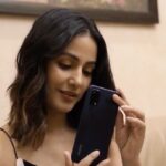 Hina Khan Instagram - Can’t thank @madhav.sheth & @realmeindia enough for introducing a 3-minute cure to my #ChargingAnxiety- The #FastestAidKit, with #realme7Pro and the 65W SuperDART Charger. Just 3 minutes of charging is enough for me to surf on Instagram for 2 long hours and stay connected with my fans.😊 And this precious beauty could be yours by simply sharing this video on your story with the #NoMoreChargingAnxiety and telling me what you would do if you can get your phone charged up to 13% in just 3 minutes!