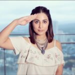 Hina Khan Instagram – I am in love with this spirited salute by @mountaindewin and @sukhwindersinghofficial that reminded me of all those times the bravehearts of this country fought and proved that iss desh ki sadiyon se reet hai, #DarrKeAageJeetHai.
Issi junoon se aaj iss mushkil se bhi #JeetengePhirse. 
Happy Independence day. A salute to this nation!