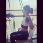 Hina Khan Instagram – #QuarantineWorkout 
Don’t count the days 
Make the days count.. #WorkOutInStyle #WorkOutWithHinaKhan