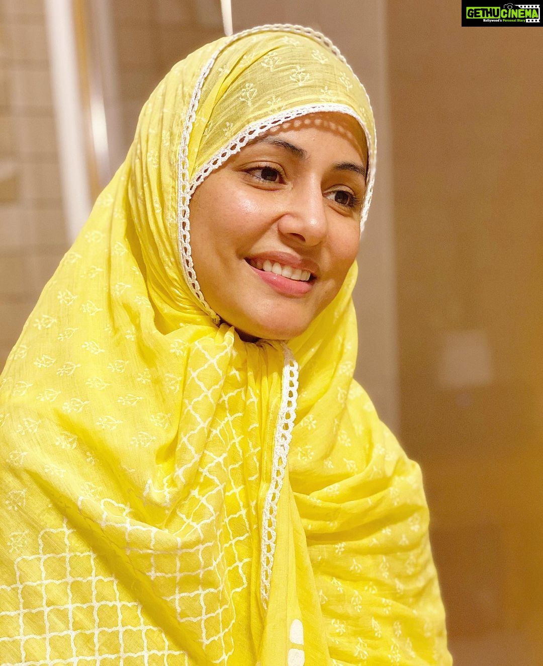 Hina Khan Instagram - Ramadan Kareem Let’s make Dua 🤲 Let’s pray for Infected, let’s pray for Protection and Healing 🙏 #FirstRoza #Positivity #WeShallGetThruThis