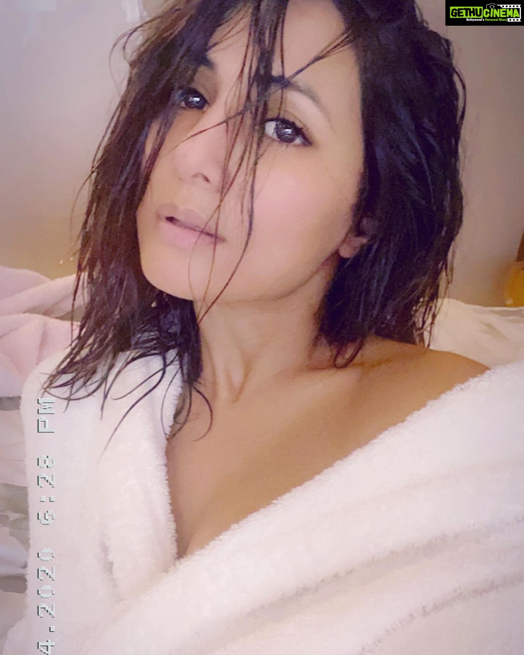 Hina Khan Instagram - Washing away all the troubles with some bubbles.. Happiness is.. A warm shower 🚿