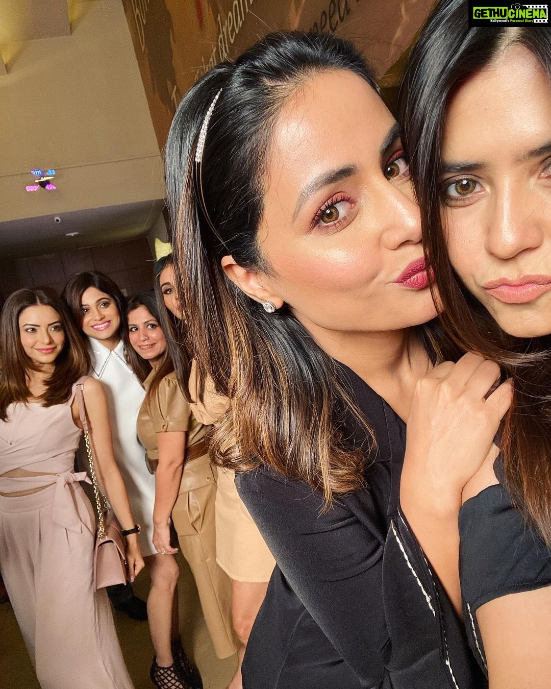 Hina Khan Instagram - #MentalHoodScreening Indeed a mental and fun night with all these lovely ladies👯‍♀️ Best wishes to the boss lady @ektarkapoor Happy Women’s Day 🙌