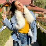 Hina Khan Instagram – The warmth of the sun in winter ☀️ 🥶