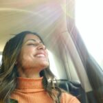 Hina Khan Instagram - Keep your face to the sun and you will never see the shadows.. First post of 2020 and I am in love with it.. #OurSweetConnection🌞 Coz She was made of sunlight Plzzz Shine on me this year too like always 😊 Bismillah 🙏