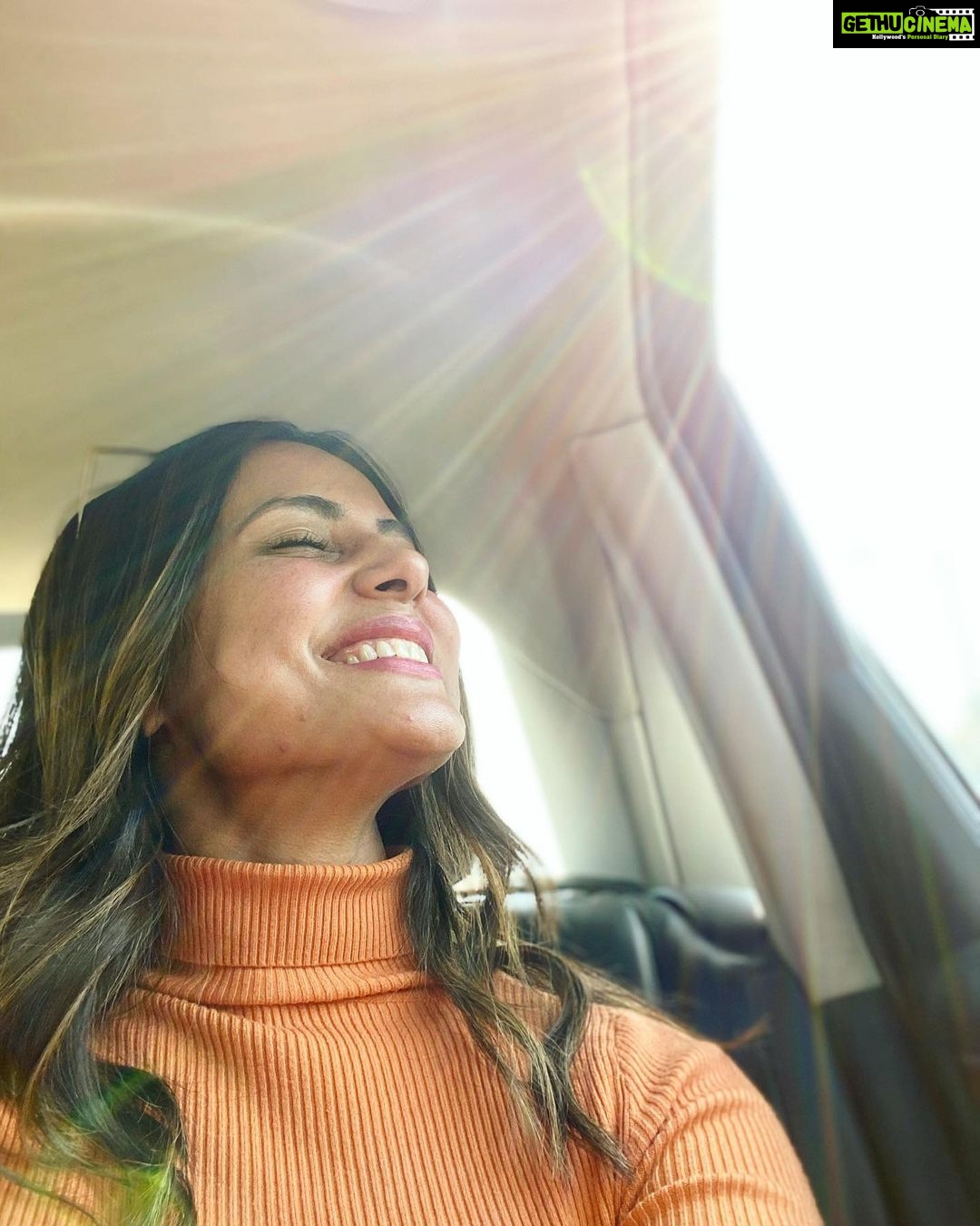 Hina Khan Instagram - Keep your face to the sun and you will never see the shadows.. First post of 2020 and I am in love with it.. #OurSweetConnection🌞 Coz She was made of sunlight Plzzz Shine on me this year too like always 😊 Bismillah 🙏