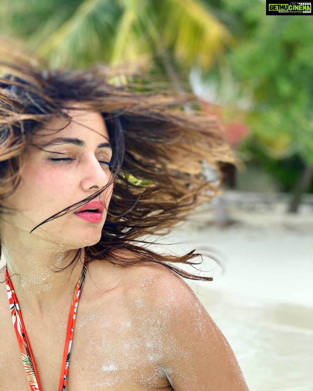 Hina Khan Instagram - Aaahhhh this smell of salt and sand.. I am wild, beautiful within and free.. just like the sea 🌊 @kurumba_maldives PC- @rockyj1