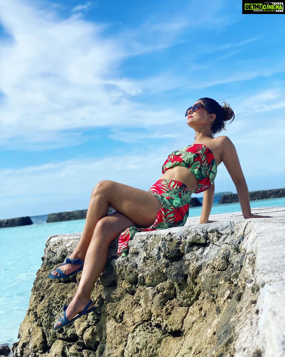 Hina Khan Instagram - Smelling the sea, Feeling the sky @kurumba_maldives