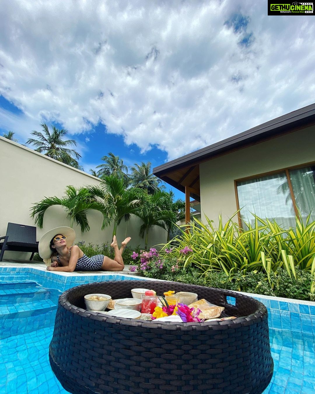 Hina Khan Instagram - There is no Heaven on earth buttt there are pieces of it.. @kurumba_maldives My Kinda happy place.. Meet me here in #MaldivianBlues #BeachLife #FloatingBreakfast #WaterBaby