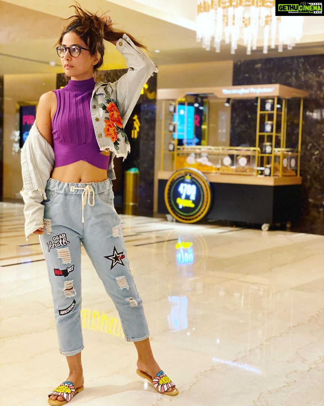 Hina Khan Instagram - #AboutLastNight An everyday symbol of style #DenimLook #ChicLook coz fashion can fade but denims are eternal 😎 Movie date with @rockyj1