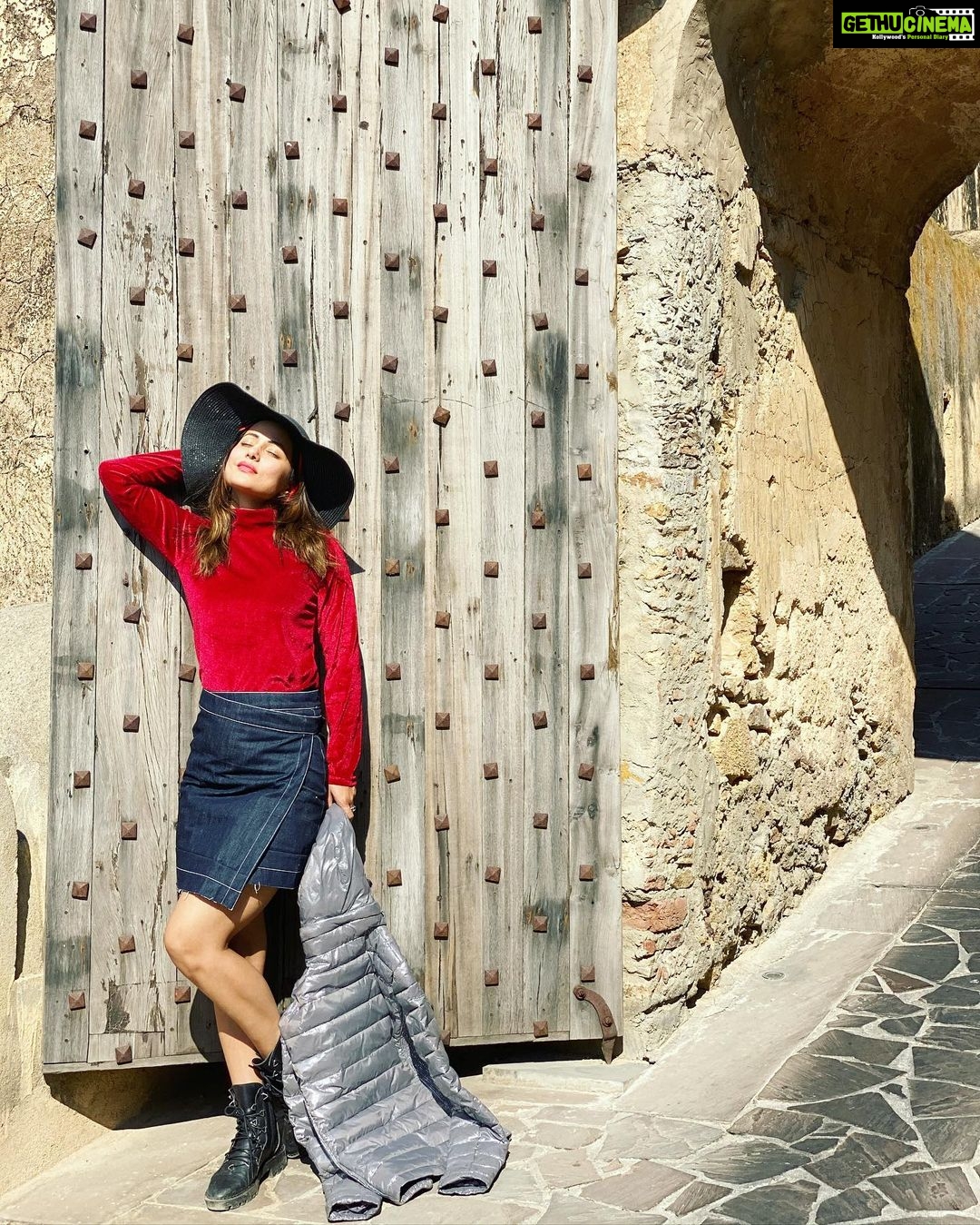 Hina Khan Instagram - #WalkOutInStyle #ChicOuterwear #WinterFashion @alilafortbishangarh