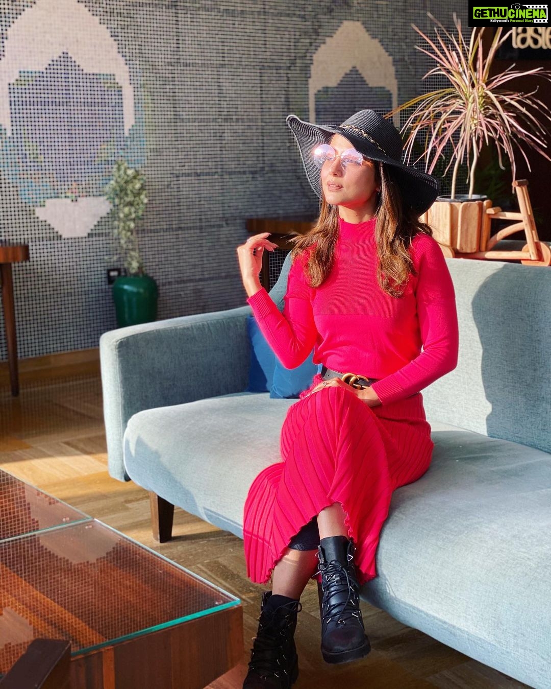 Hina Khan Instagram - Weather forecast, cold conditions, Ya but Hot fashion will keep me warm🔥 @thewestinpushkar #WestinWellness #WestinPushkar #WinterFashion #WalkOutInStyle #WinterDressing #ChicOuterwear #HotFashion The Westin Pushkar Resort & Spa