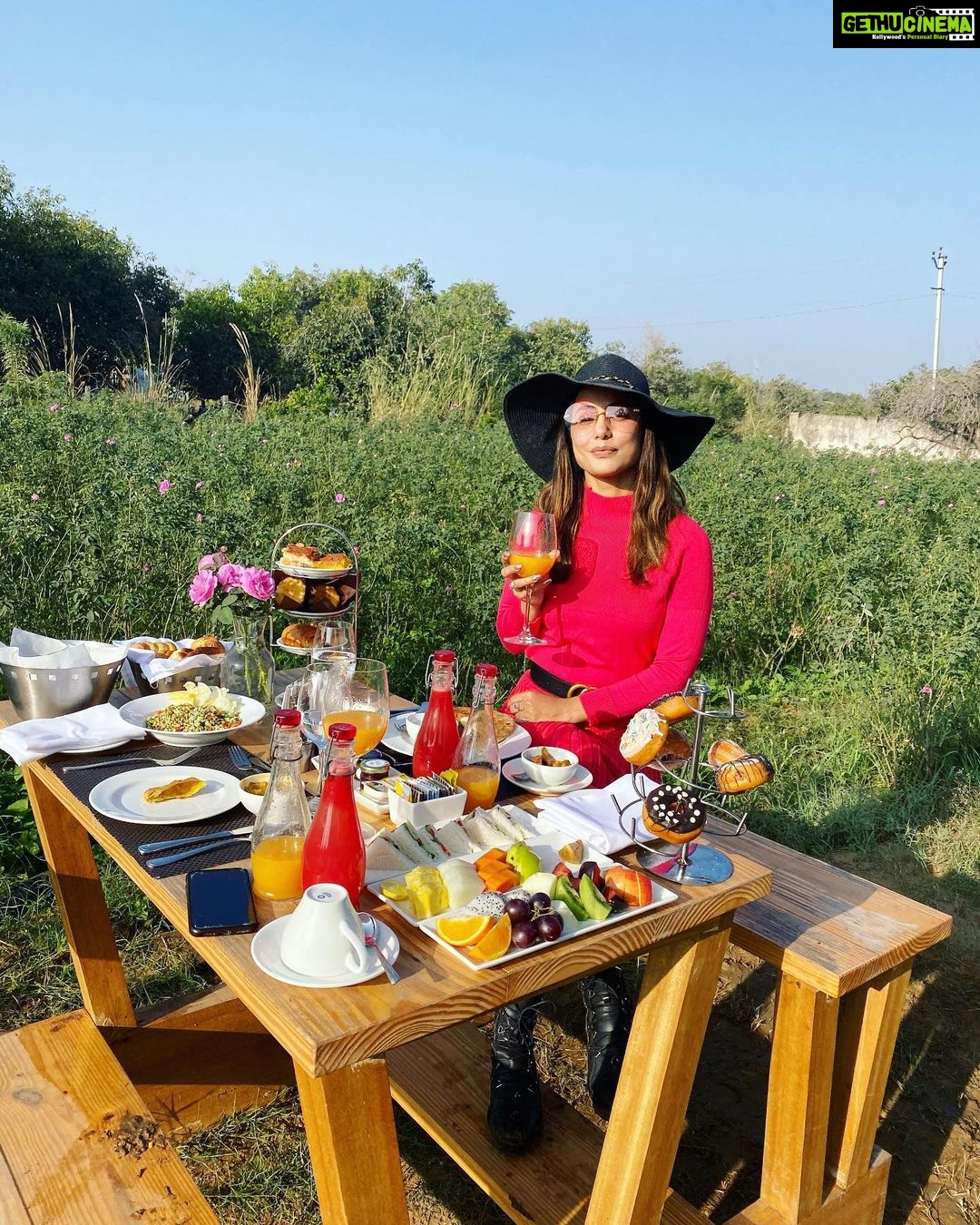Hina Khan Instagram - If we take one step towards nature, it will show 10 ways to feel more energetic and full of life. Today I have @thewestinpushkar to thank for arranging this beautiful outdoor breakfast at their own Rose Farms. The picture only does about 25% justice to the actual experience, it was so beautiful and peaceful. #WestinPushkar #WestinWellness The Westin Pushkar Resort & Spa