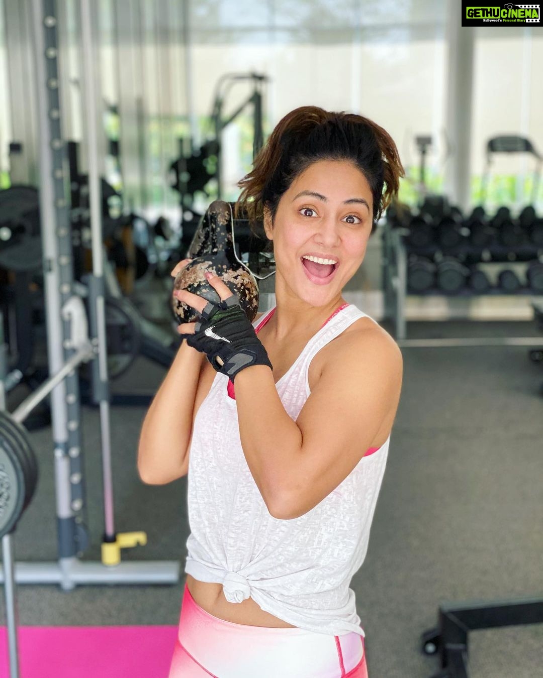 Hina Khan Instagram - My current best Fashion Accessory.. #MyWeights #GymGirl #FitGirl #WorkOutWithHinaKhan