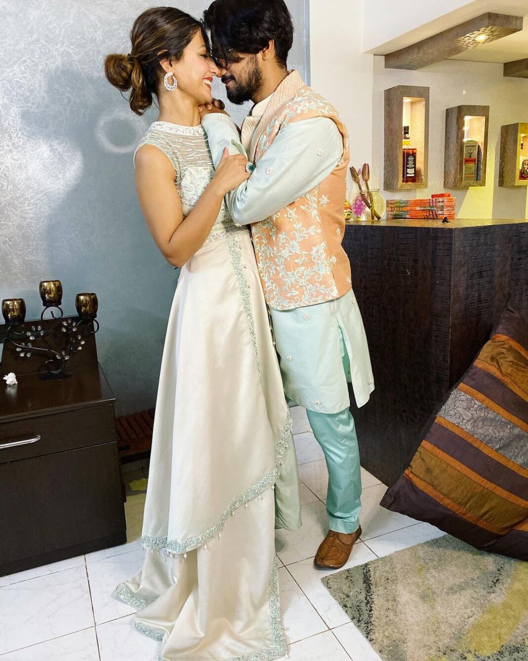 Hina Khan Instagram - Love and laughter in Abundance.. colour coordinated us in @sonalijain_fashion ❤️ sonali you are simply the best.. lotsa love and Happy Diwali everyone 💎 @curiocottagejewelry #HiRo Forever @rockyj1 ❤️ PC- @manaanmeer