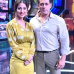 Hina Khan Instagram - When Miss Khan met Mr khan.. It’s always a pleasure to share the stage with you Salman.. Meeting you since four seasons now in #BiggBoss #LuckyMe #OurLittleTradition #WeekEndKaWaar #Season10,11,12,13 @colorstv