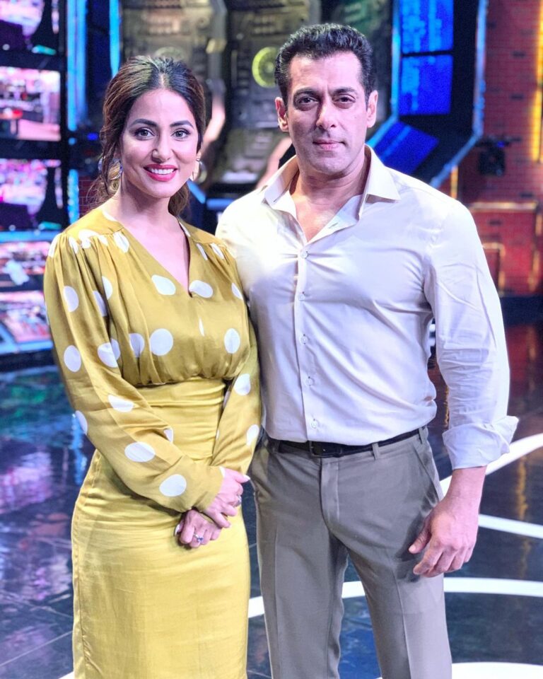 Hina Khan Instagram - When Miss Khan met Mr khan.. It’s always a pleasure to share the stage with you Salman.. Meeting you since four seasons now in #BiggBoss #LuckyMe #OurLittleTradition #WeekEndKaWaar #Season10,11,12,13 @colorstv