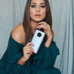 Hina Khan Instagram - You’ll fall in love with the incredibly smooth display of the #OnePlus7T! Head to the link in my bio to get yours right now! #ANewEra @oneplus_India