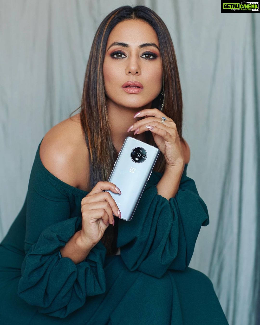 Hina Khan Instagram - You’ll fall in love with the incredibly smooth display of the #OnePlus7T! Head to the link in my bio to get yours right now! #ANewEra @oneplus_India