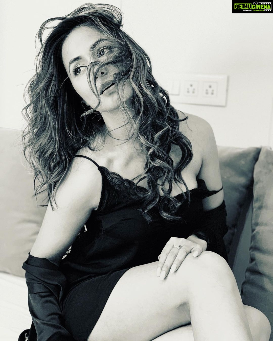 Hina Khan Instagram - Throw me to the wolves and I will come back leading the pack🖤 #Mood