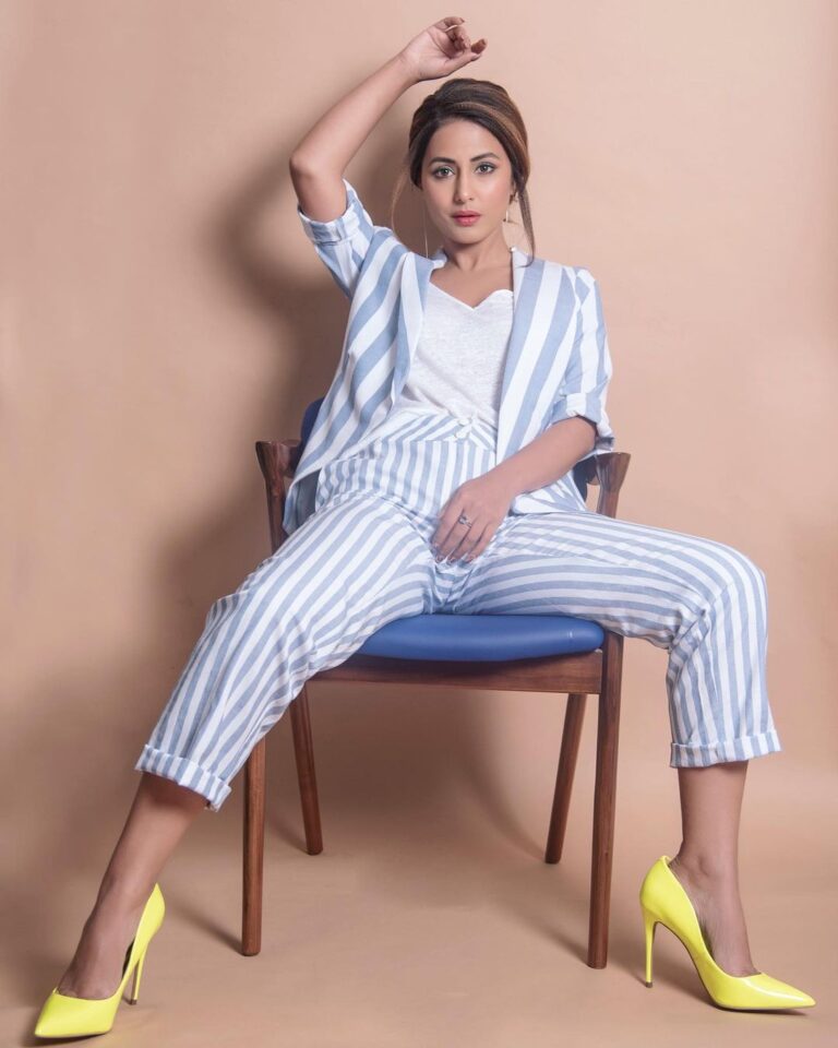 Hina Khan Instagram - I vibe different.. Thank you so much @renaultindia for having me and giving me the privilege to announce the very first set of deliveries of Renault Triber in Mumbai.. 📸: @rishabhkphotography 💇‍♀️ @sayedsaba