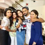 Hina Khan Instagram - Pre-Rakhee celebrations with our didi’s @rockyj1 and family 🥳 Thank you for all the blessings @roy.37853 @neelamsingh.ritz @nirja.jaiswal Happy Rakhee sisters Shall post pictures with my lil bro on 15th #RakheeSpecial 😉