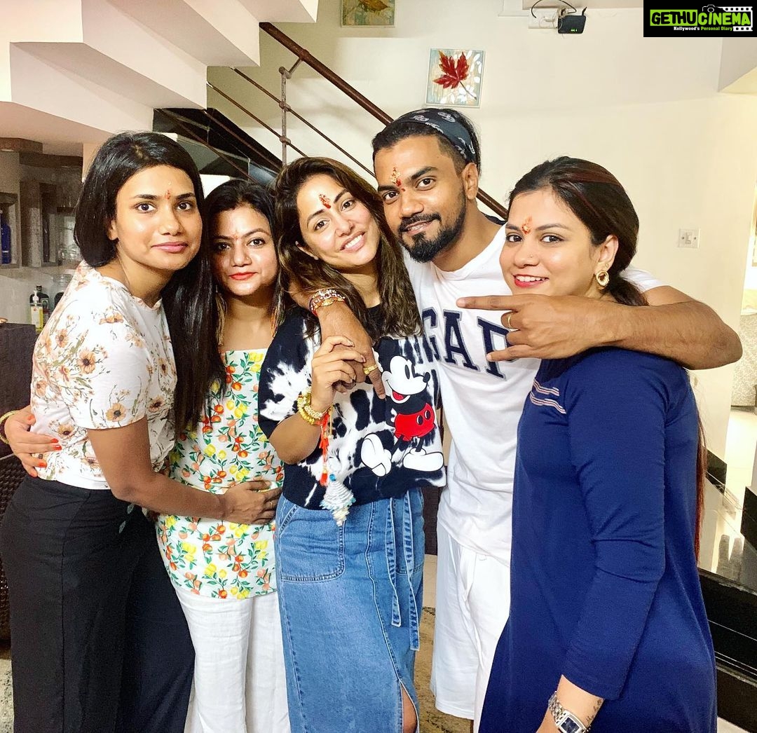 Hina Khan Instagram - Pre-Rakhee celebrations with our didi’s @rockyj1 and family 🥳 Thank you for all the blessings @roy.37853 @neelamsingh.ritz @nirja.jaiswal Happy Rakhee sisters Shall post pictures with my lil bro on 15th #RakheeSpecial 😉