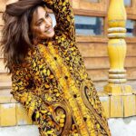 Hina Khan Instagram - Howz my hand embroidered Kashmiri long jacket 🧥 (Maa ka tohfa❤️) #KashmirKiKali