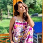 Hina Khan Instagram - Be careful with that look you give, it steals heart beats🥰 She blushingly said☺️ #NoMkup #MorningPhotography