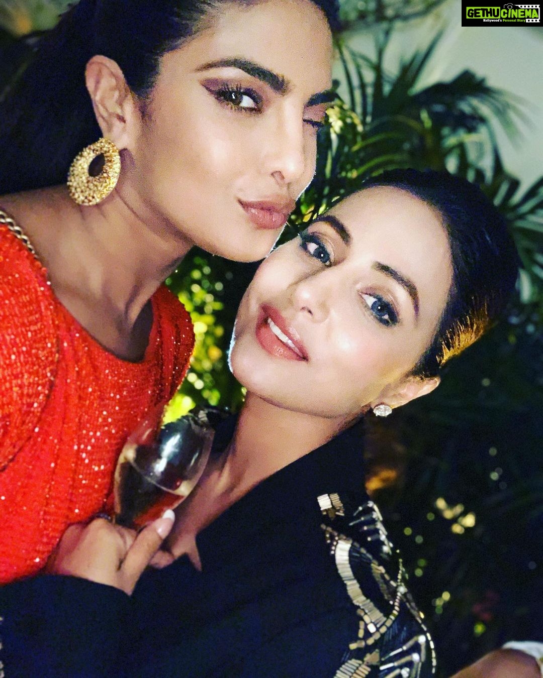 Hina Khan Instagram - Happy Birthday @priyankachopra #GirlsForGirls ❤️