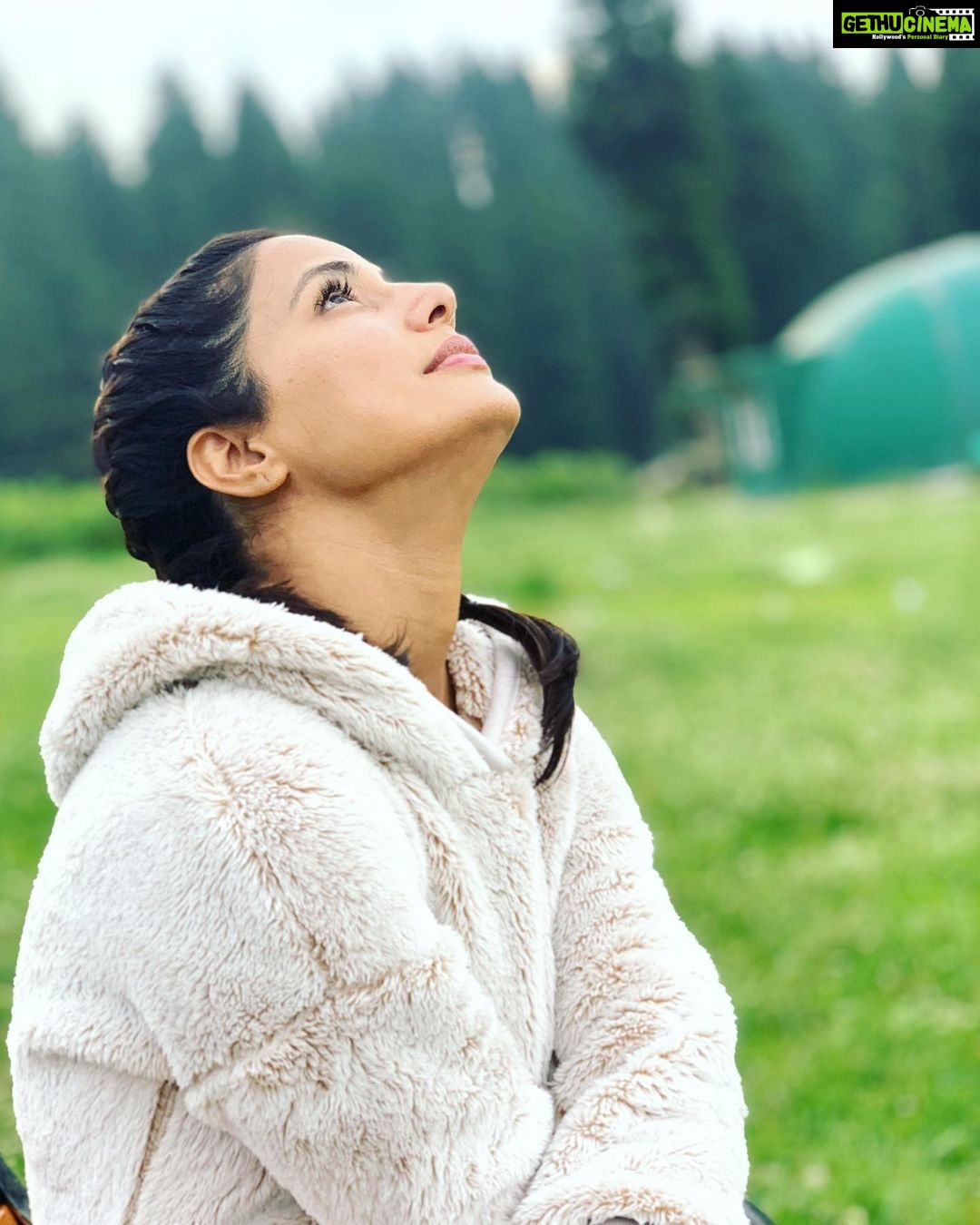 Hina Khan Instagram - Do not look around, Look Up! #ThankYouGodForThisAmazingGift #CalledLife #SpreadLove #PositivityAlwaysWins #LookAtTheBrighterSide #BeTheLight #BeYou #LetsLiftEachOther