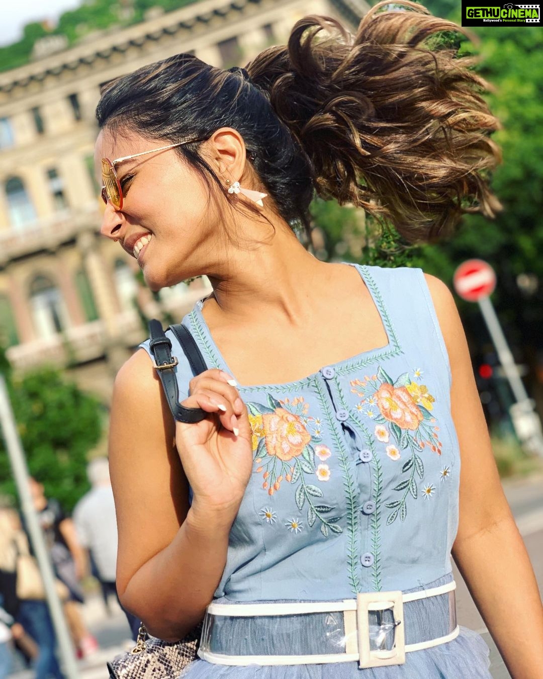 Hina Khan Instagram - When your dress paints the sky blue 🦋 #HappyMe