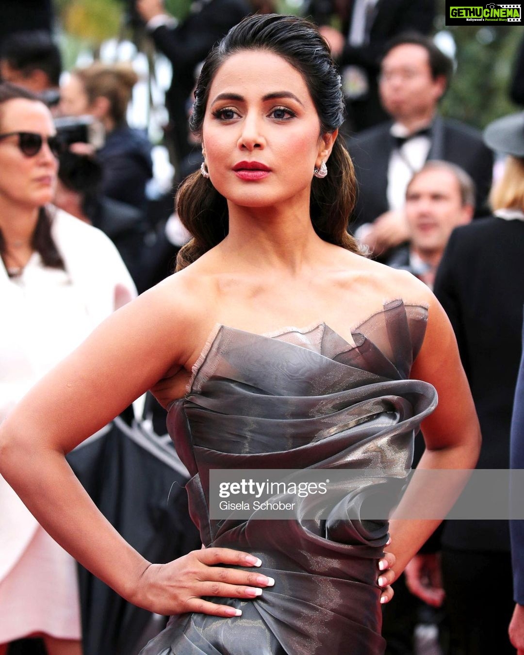 Hina Khan Instagram - Day 5💃 Red carpet @festivaldecannes Gown @alinlekal @mephistophelesproductions Jewellery by @ azotique Heels @dech_barrouci Styled by @sayali_vidya Makeup @lizbombenmakeup @sachinmakeupartist Hair @georgianateers @sayedsaba