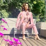 Hina Khan Instagram - 🌸 #Cannes2019 #Interviews #ItsWorthIt Pantsuit by @sahilkochar & @sapnamehtajewellery Styled by @sayali_vidya