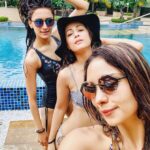 Hina Khan Instagram – Because Hotties hang out at the pool🌴🌴 @iam_ejf @poojabanerjeee what a day girls..what fun #BossBabe #Hotties #SwimTeam