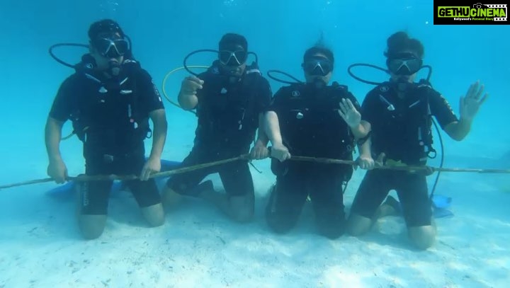 Hina Khan Instagram - Either you decide to stay In the shallow end of the pool or you go out in the ocean.. #KhanSquad #Divers #UnderWater #FamilyDive #MarineLife #YesWeAreTheFantasticFour