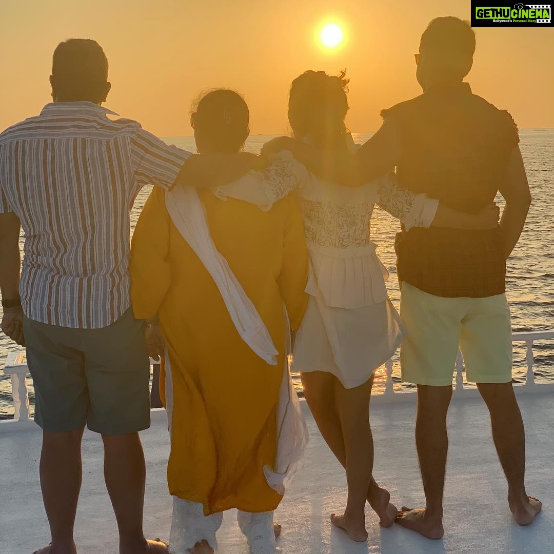 Hina Khan Instagram - Together we make a Family ๐จโ๐ฉโ๐งโ๐ฆ #Maldives #Vacay #Khans #FantasticFour #KhanSwag. PC - @pra_shant_kc