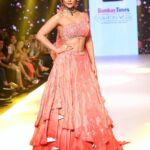 Hina Khan Instagram - Everyday is a fashion show and the world is your runway, so keeping my heels, head and standards high!! ShowStopper for @sonalijain_fashion at the @timesfashionweek #BombayTimesFashionWeek2019 @salehayohann @priyanksharmaaa 📸 by @tejpal_nagi
