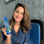 Hina Khan Instagram - My hair care SECRET, which has made my hair so silky & soft, so that I can style them regularly without any worries. Do like and share the video with your loved ones. #LoveJatao #Hair #CoconutOil #Aloevera #ParachuteAloevera