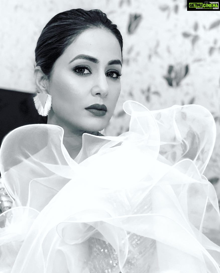 Hina Khan Instagram - 🔥🌈 #KomoliciousSwag #HoliSwag