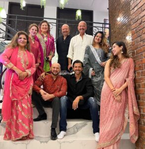 Hrithik Roshan Instagram - Hearts full of love . Eyes full of hope. Here’s looking at all of you beautiful people as we journey together around the sun one more time , this next round we shall learn to care for each other even better ! 
Let’s go ! 
Happy Diwali ❤️